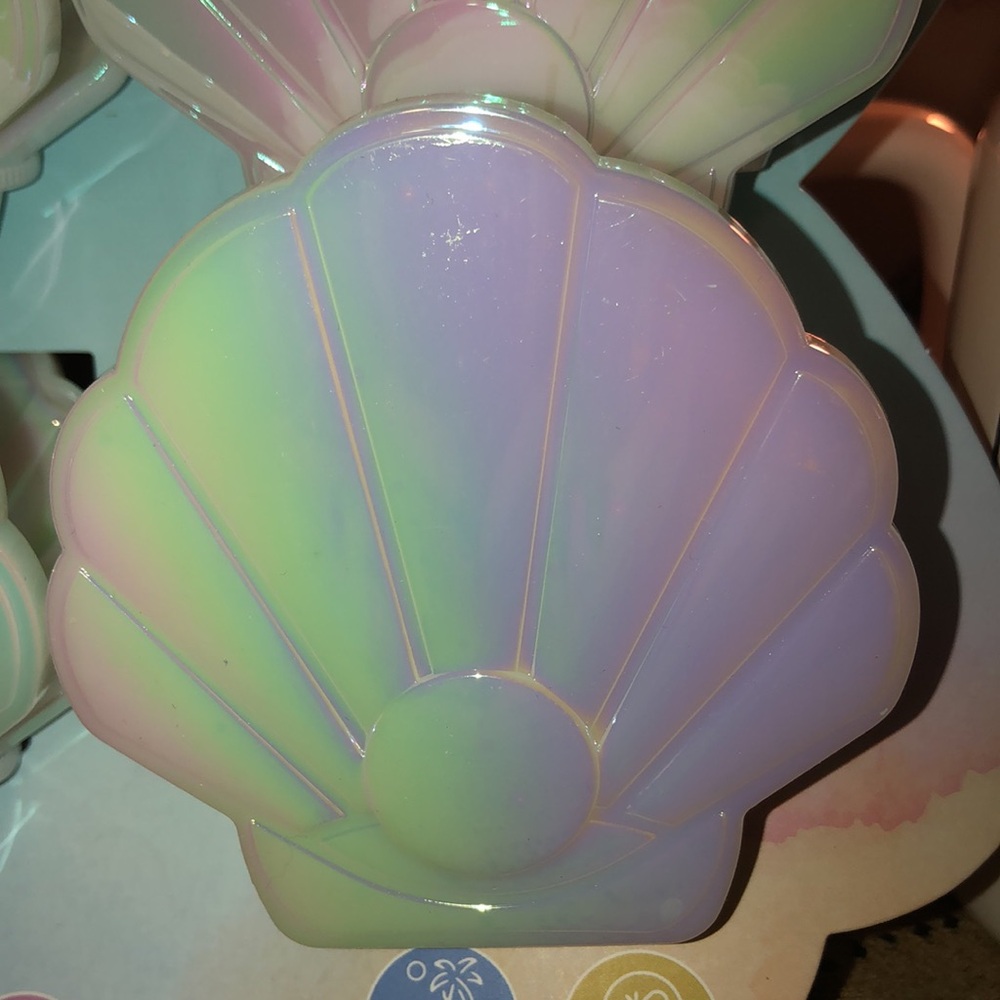 ROAM Iridescent SeaShell Beach Towel Clips Set of 4 - Picture 5 of 9